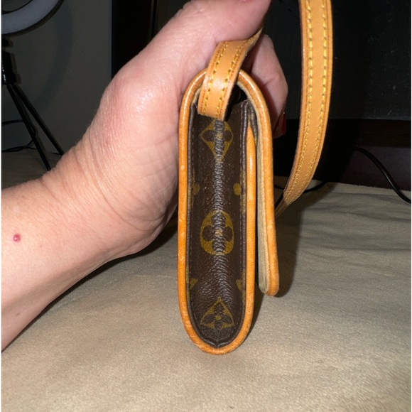 Louis Vuitton Monogram GM Twin Crossbody - Picture 5 of 8